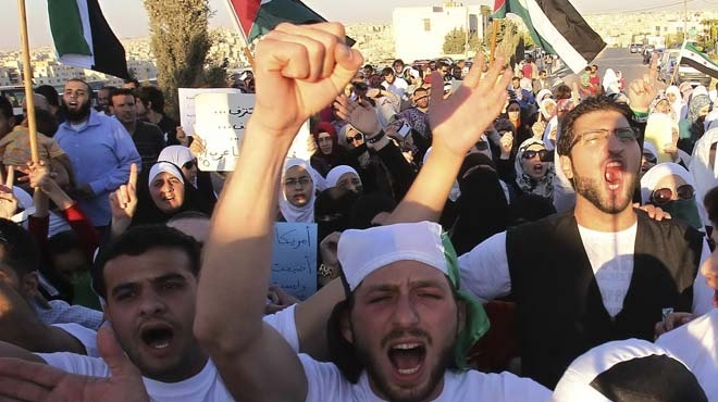Người dân Syria biểu tình phản đối chính quyền al-Assad.   (Nguồn: Internet) 