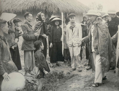 Bác Hồ ân cần thăm hỏi nhân dân xã Tân Phong - Bình Xuyên - Vĩnh Phúc trong chuyến  về thăm 12-2-1956.                                                                                                        Ảnh: Tư  liệu 