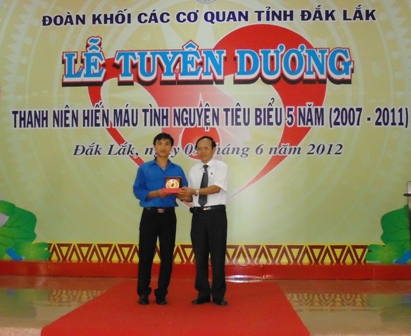 Chủ tịch Hội Chữ thập đỏ tỉnh Lê Xuân Hồng trao tặng đĩa vàng của Ban Chỉ đạo vận động hiến máu tình nguyện cho Đoàn Khối các cơ quan tỉnh.