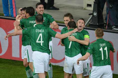 Các cầu thủ CH Ireland ăn mừng sau bàn gỡ hòa của St. Ledger