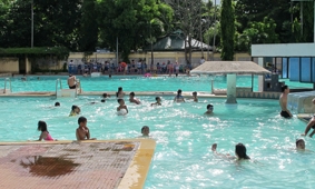 Để phòng tránh tai nạn đuối nước, trẻ em cần được dạy học bơi. Trong ảnh: Trong những ngày hè, hồ bơi thuộc Nhà Văn hóa Thanh thiếu nhi tỉnh luôn có nhiều trẻ em tới học bơi. 