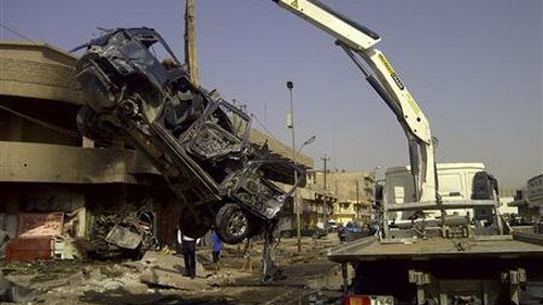 Hiện trường hai vụ đánh bom xe ở Baghdad ngày 13-6 - Ảnh: Reuters