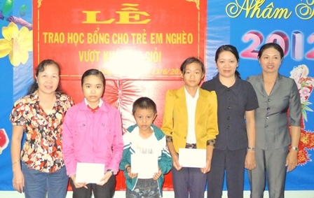 Lãnh đạo LĐLĐ tỉnh và huyện Krông Năng tặng 4 suất học bổng cho trẻ em vượt khó, học giỏi trên địa bàn huyện