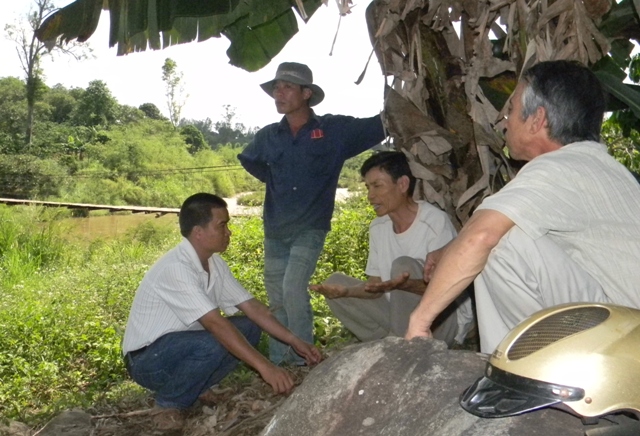 Ông  Nguyễn Ngọc Sơn, trưởng thôn  Xuân Đạt  (người ngồi giữa)  kể lại chuyện  huy động vốn  làm cây cầu  đoàn kết. 