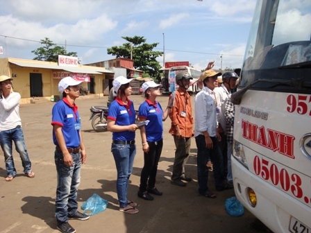 Sinh viên tình nguyện túc trực 24/24 giờ tại các bến xe để kịp thời hỗ trợ, tư vấn cho thí sinh và phụ huynh