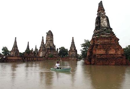 Chùa Wat Chai Chaiwattanaram tỉnh Ayutthaya, miền trung Thái Lan, đang bị ngập lụt.                                          Ảnh: T.L 