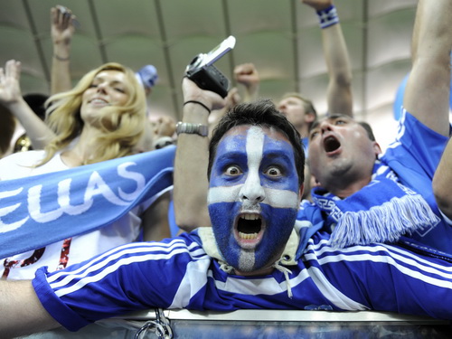 Cổ động viên của Hy Lạp vui mừng khi đội tuyển lọt vào vòng tứ kết