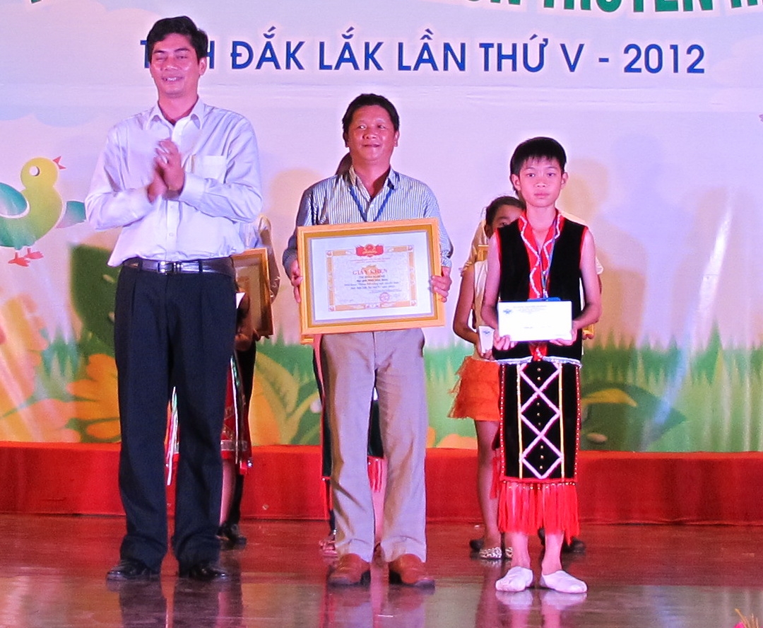 Anh Y Vinh Tơr, Bí thư Tỉnh đoàn Dak Lak, Trưởng Ban tổ chức Liên hoan trao Giải nhất toàn đoàn cho đơn vị Thị xã Buôn Hồ