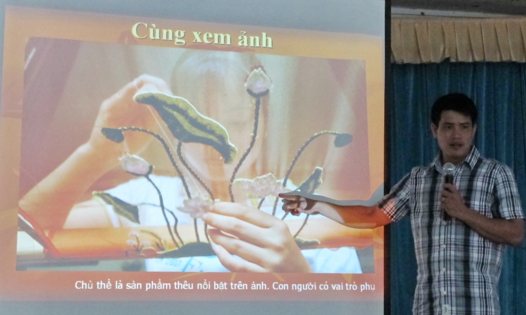 Nhà báo Nguyễn Tùng Lâm (Thông tấn xã Việt Nam) trao đổi với học viên về ảnh báo chí