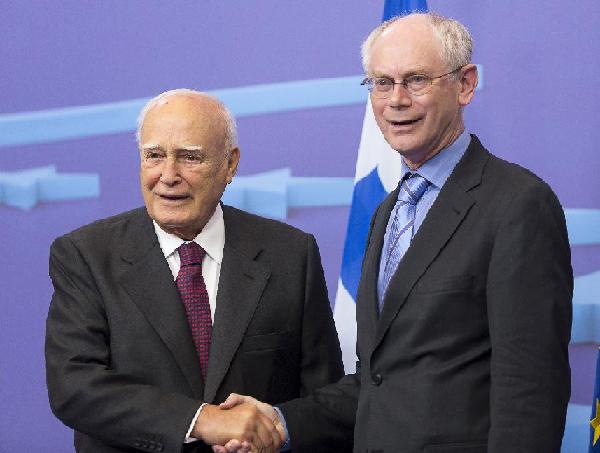 Tổng thống Hy Lạp Karolos Papoulias (trái) và Chủ tịch Hội đồng châu Âu  Herman Van Rompuy tại trụ sở EU ở Brussels (Bỉ), ngày 27-6 (Ảnh: Xinhua