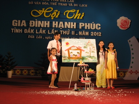 Tác phẩm nghệ thuật bức tranh Gia đình hạnh phúc của gia đình anh Nguyễn Văn Lai (Cư Kuin) được đánh giá cao trong phần thi năng khiếu.