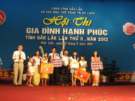 Trao 2 giải B tặng gia đình anh Nguyễn Văn Lai (Cư Kuin) và gia đình anh Hồ Khắc Hoài (Ea Hleo).