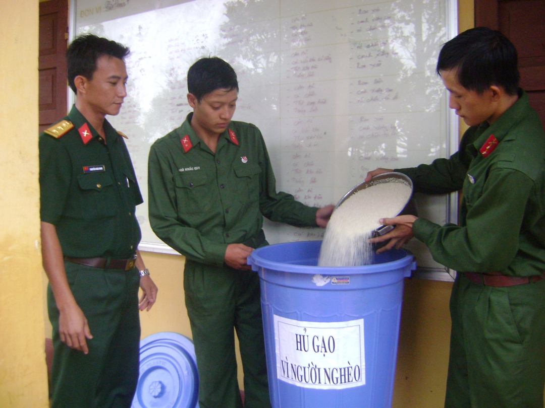 Cán bộ, chiến sĩ Tiểu đoàn 7 (Trung đoàn 95) góp gạo tiết kiệm vào “Hũ gạo vì người nghèo” của đơn vị.