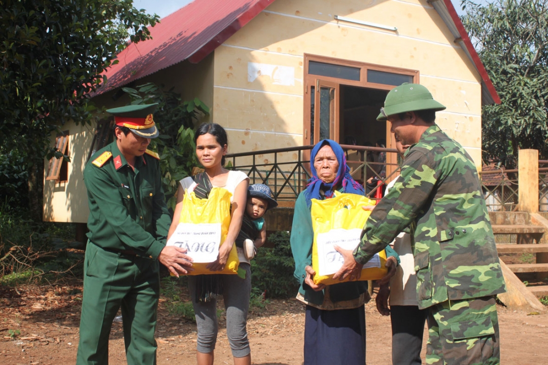 Trung đoàn 95 tặng gạo các hộ nghèo trên địa bàn  thị xã Buôn Hồ. 