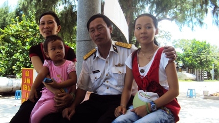 Bé Hồ Song Tất Minh (thứ 2 từ trái sang) - công dân đầu tiên ra đời trên đảo Trường Sa.