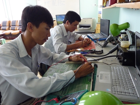 Nhân viên VNPT Dak Lak sửa chữa modem.