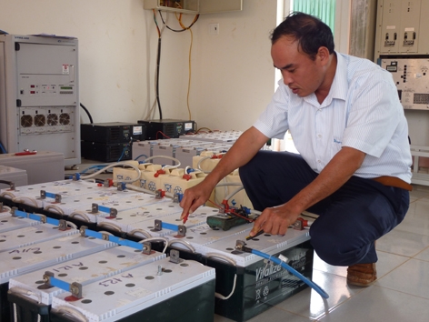 Nhân viên VNPT Dak Lak kiểm tra ắc-quy sau phục hồi.