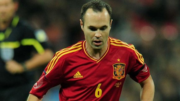 Với 3 lần được bầu là Cầu thủ hay nhất trận tại EURO 2012, tiền vệ Andres Iniesta của ĐT TBN đã vinh dự trở thành Cầu thủ hay nhất giải đấu do UEFA lựa chọn.