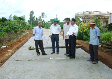 Lãnh đạo Phòng NN-PTNT huyện và UBND xã Ea Phê kiểm tra việc làm đường giao thông nông thôn ở thôn 4B.