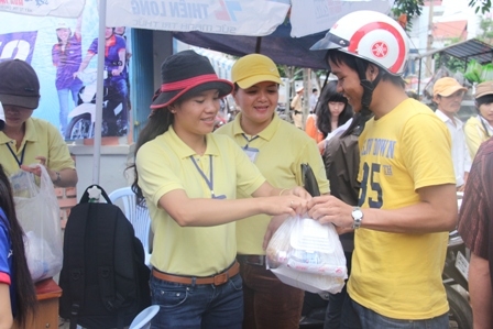 Các tình nguyện viên Chùa Phước Hòa đang đưa cơm cho thí sinh tại điểm thi Trường THPT Hồng Đức