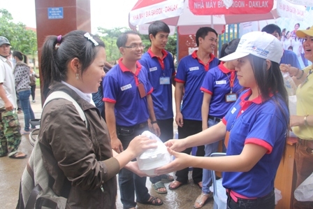 Sinh viên tình nguyện Trường Đại học Tây Nguyên đưa cơm miễn phí  cho thí sinh