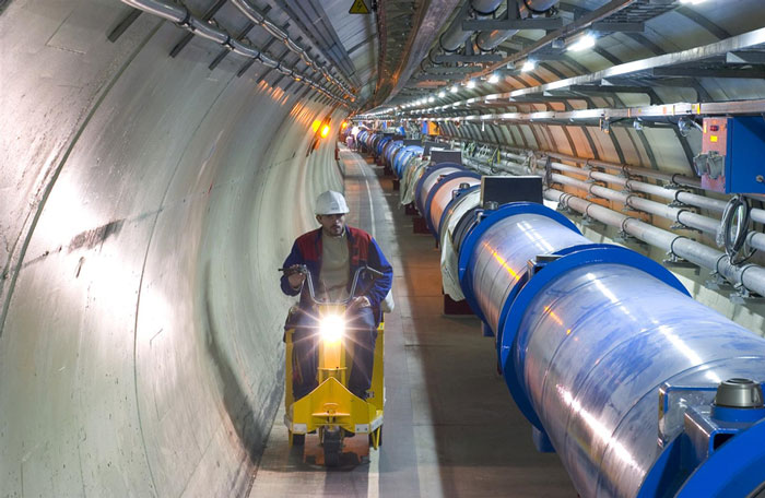Các nhà vật lý tại Trung tâm nghiên cứu hạt nhân châu Âu (CERN), làm việc trên máy gia tốc lớn LHC để chứng minh hoặc bác bỏ sự tồn tại của hạt boson Higgs