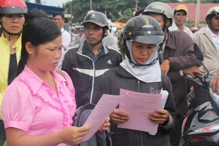 Một vài phụ huynh tranh thủ tìm hiểu thông tin về các trường đào tạo nghề