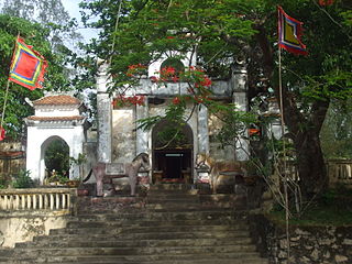 Cổng dẫn vào đền thờ Tô Hiến Thành (Thanh Hóa).              Ảnh: T.L  