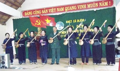 Các cụ cao tuổi thôn 1 trong bài hát Then cùng cây đàn Tính trong đêm giao lưu văn nghệ kỷ niệm ngày truyền thống NCT xã Dlieya 6-6-2012.