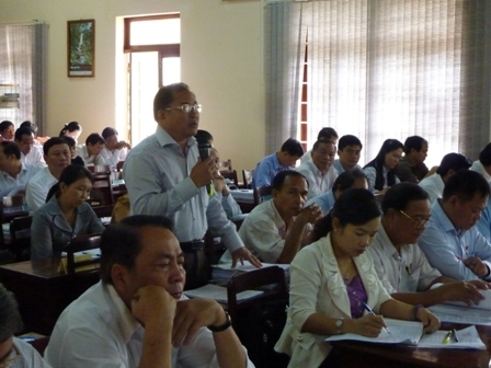 Đại biểu Nguyễn Tấn Lộc (huyện Ea Kar) tham gia thảo luận tại hội trường.