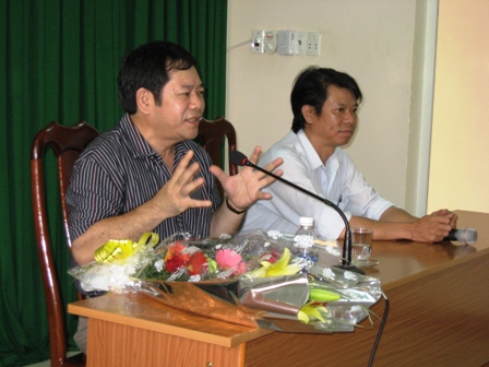 Nhà văn Cao Duy Sơn (bên trái) trao đổi kinh nghiệm sáng tác.