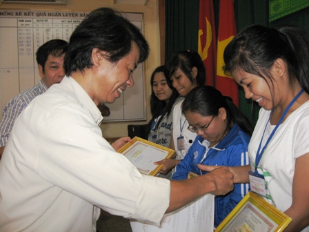 Ban tổ chức trao giấy khen tặng các em có thành tích xuất sắc tại Trại sáng tác.