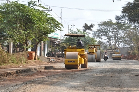 Nâng cấp đường giao thông nông thôn đang được người dân đóng góp và hưởng ứng tích cự trong Chương trình xây dựng NTM