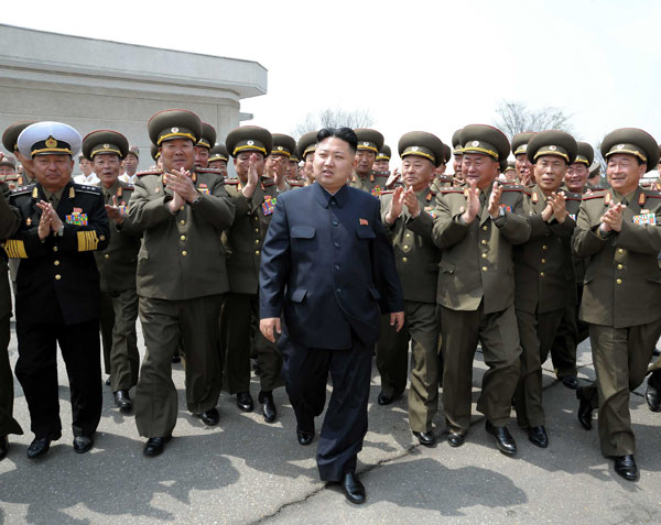 Ông Kim Jong-un và các tướng lĩnh quân đội Triều Tiên. Ảnh: Xinhua