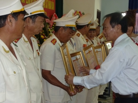 Đồng chí Trần Hiếu, Phó Chủ tịch UBND tỉnh trao bằng khen cho các tập thể, cá nhân có thành tích xuất sắc trong lực lượng CSND Dak Lak