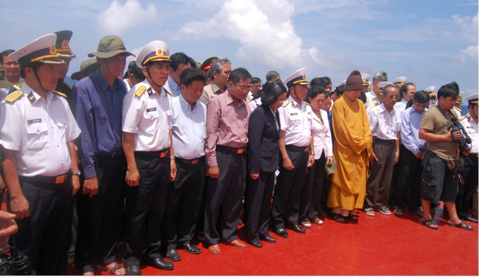 Nhà sư cùng khách đi thăm Trường Sa thả hoa tưởng niệm các liệt sĩ Trường Sa trên vùng biển Cô Lin.