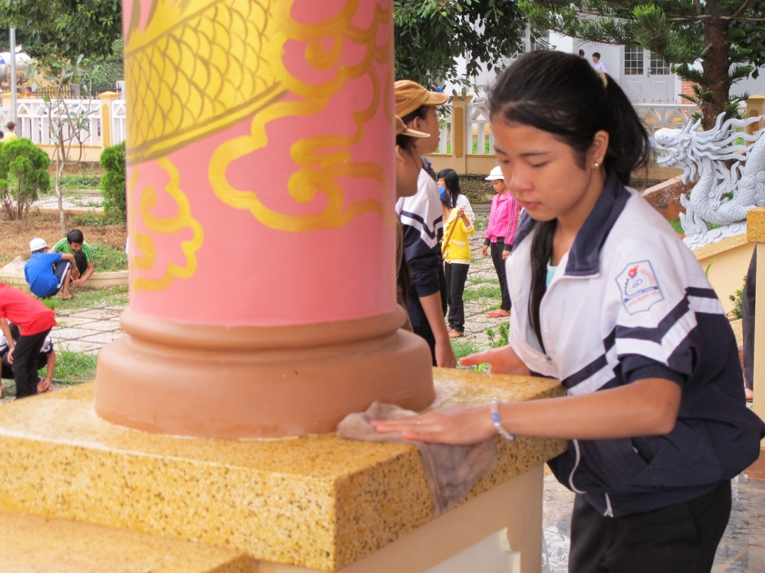 Lau chùi đền thờ