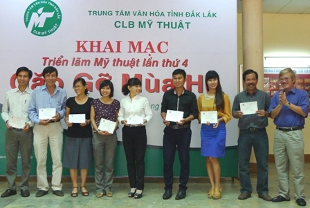 Các thành viên nhận giấy chứng nhận tham dự  triển lãm