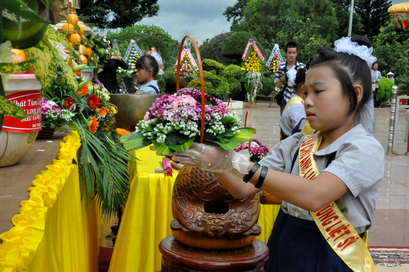 Dâng hoa cúng dường