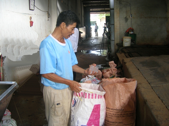 Tại cơ sở Minh Mai (thị trấn Buôn Trấp, huyện Krông Ana), nước đá dùng liền được đóng vào bao đựng thức ăn gia súc và nhân viên sản xuất vẫn dùng tay trần để bốc đá. 