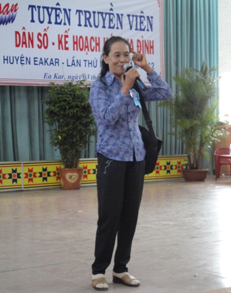 Chị Truyện tham gia Hội thi tuyên truyền viên dân số huyện Ea Kar. 