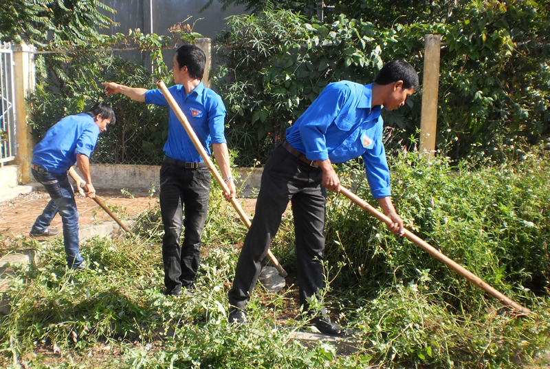 Ra quân dọn vệ sinh Đài tưởng niệm các anh hùng liệt sỹ xã Ea Bông