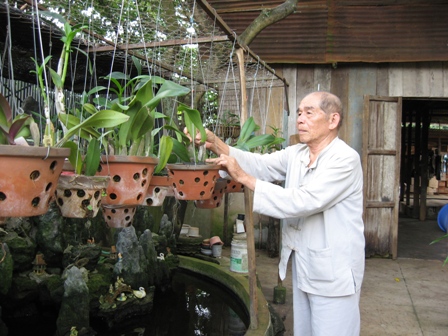Những giờ phút rảnh rỗi, ông Cao Văn Bé thường chăm sóc vườn hoa, cây cảnh.