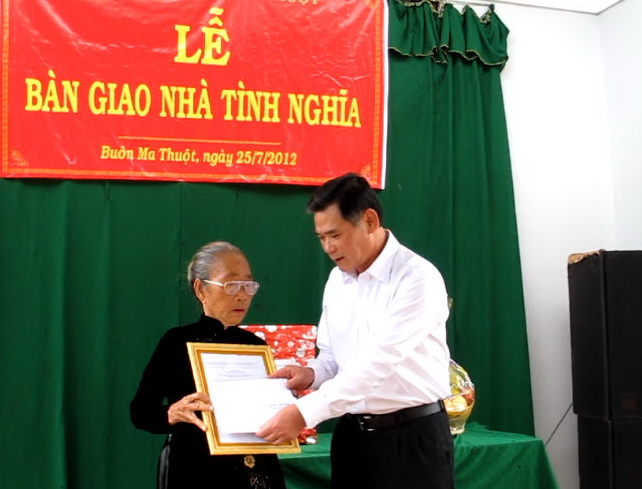 Đồng chí Cao Đức Khiêm trao quà và quyết định tặng nhà tình nghĩa tặng bà Nguyễn Thị Chức