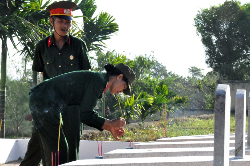 Nhiều cựu chiến binh tranh thủ thắp nhang trên phần mộ các đồng đội