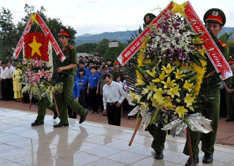 Các ban ngành, đoàn thể dâng hoa lên đài tưởng niệm