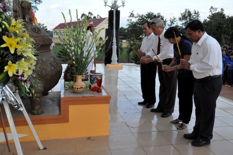 Lãnh đạo huyện Krông Ana dâng hương tưởng niệm các Anh hùng Liệt sĩ