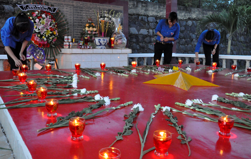 46 ngọn nến được thắp sáng trong phần mộ tập trung của biểu trưng cho 46 Anh hùng Liệt sĩ hi sinh trong chiến dịch Mậu Thân 1968