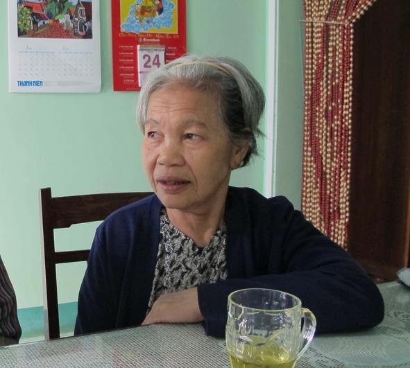 Bà Lê Thị Duyệt kể lại  những chiến công của Anh hùng Nguyễn Sen. 