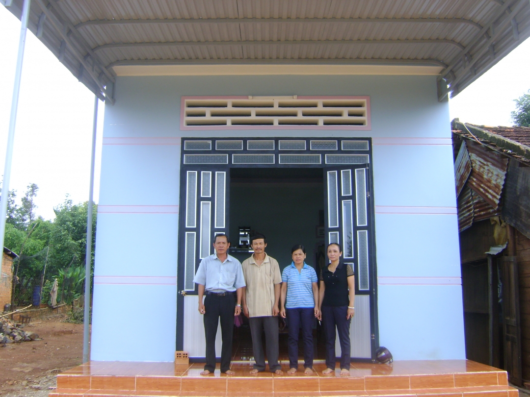 Gia đình bệnh binh Hồ Sỹ Tư (đứng giữa) được hỗ trợ xây dựng nhà tình nghĩa năm 2012.  